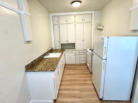 3rd image of 2650 Franklin St #26