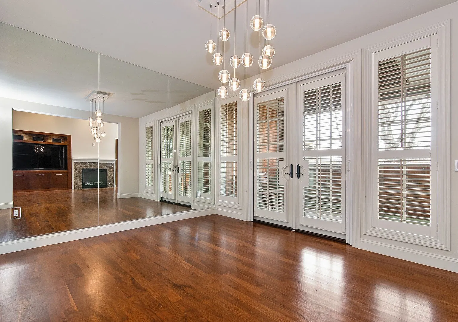 Elegant Two-Story Residence at The Woodmark, Downtown Palo Alto — Photo 2