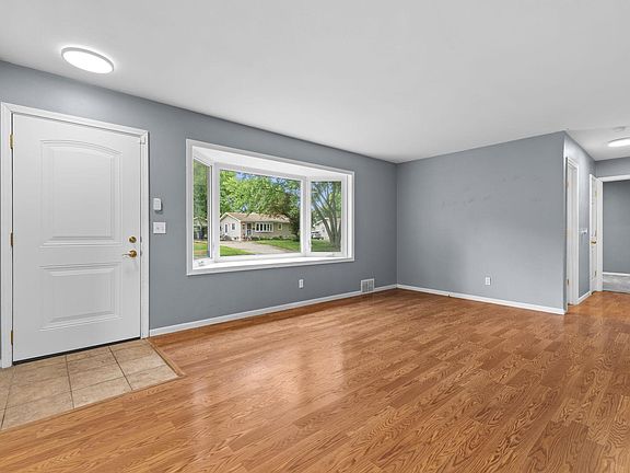 5th image of 5306 Quebec Ave N