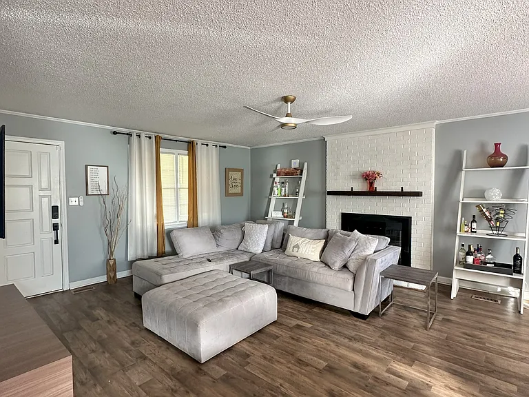 400 Wesley Dr — Photo 2
