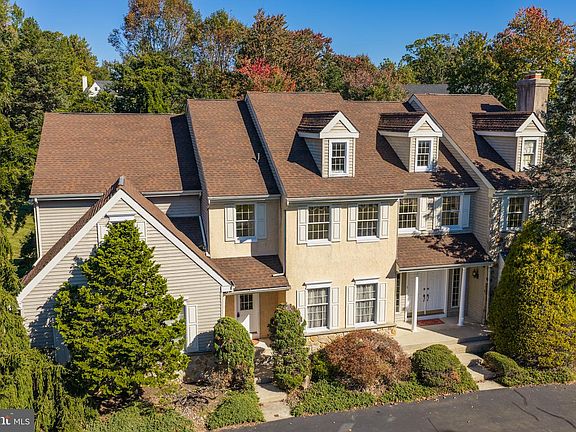 2nd image of 724 Meadowcreek Cir