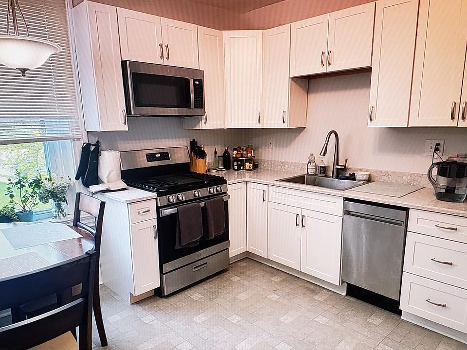 Large, NEW, eat-in kitchen with Quartz countertops, under cabinet lighting, full-size GE s