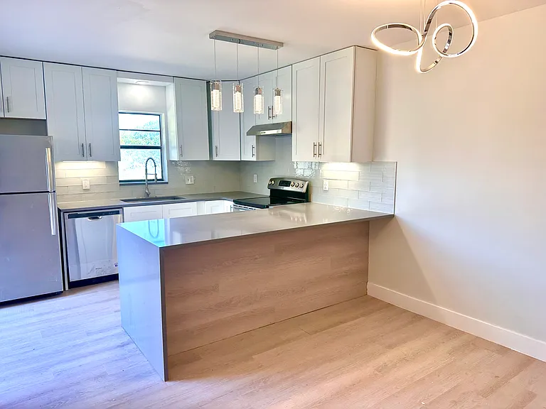 2695 Albatross Rd N #100 — Photo 1