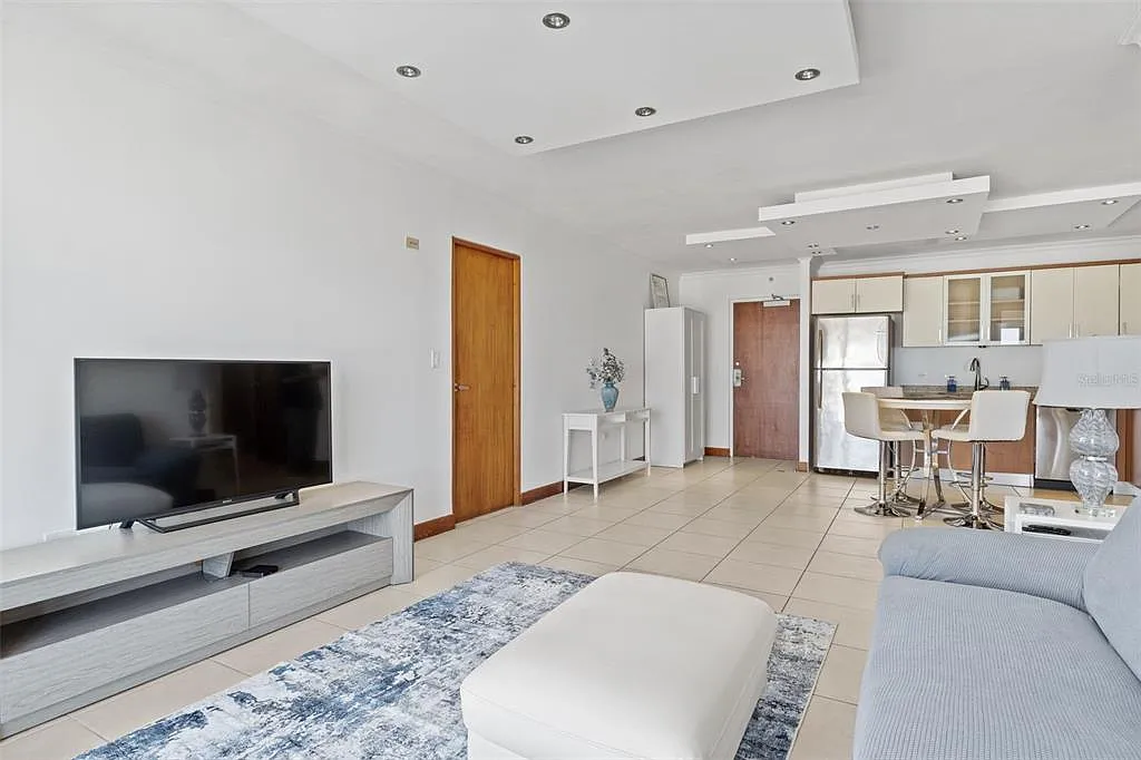 2 bed, 2.0 bath, 1365 sqft, $5,500 — Photo 4