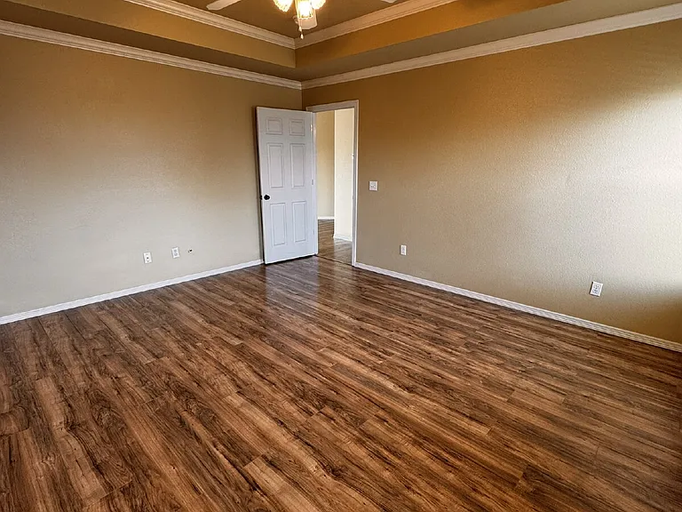 1532 Hutchinson St — Photo 9
