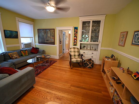 2nd image of 638 Washington St APT 3