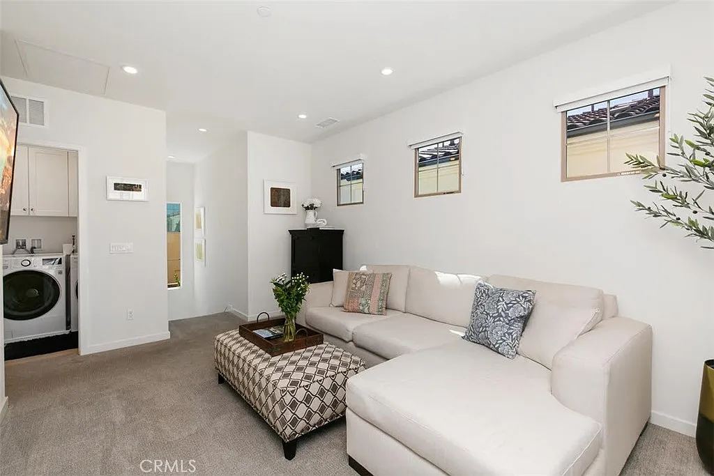 3 bed, 2.5 bath, 1617 sqft, $5,150 — Photo 3