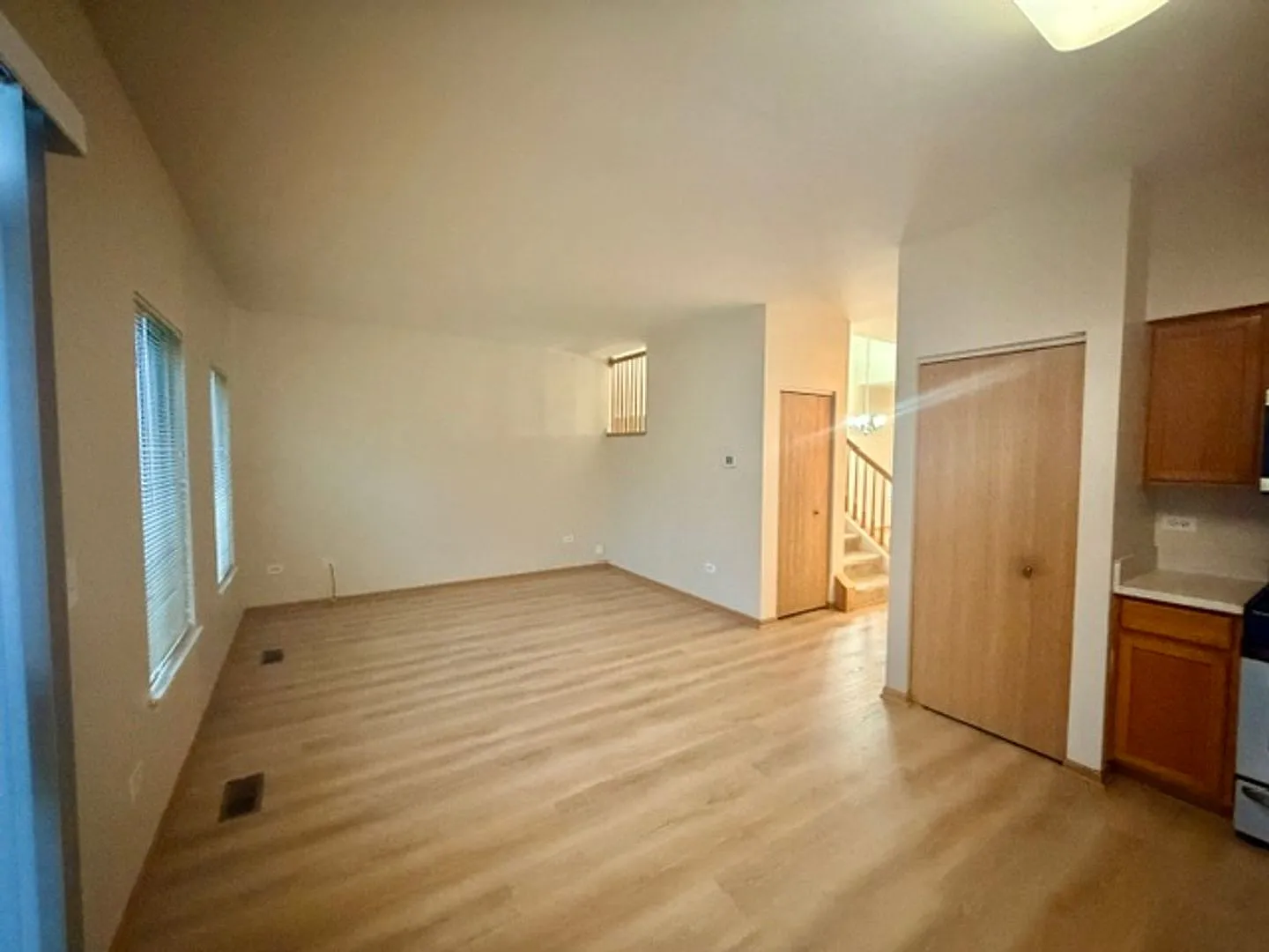 Spacious & Beautiful 3 bedroom home with 2.1 bath. — Photo 4