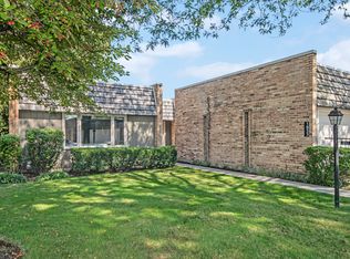 1833 Somerset Ln, Northbrook, IL