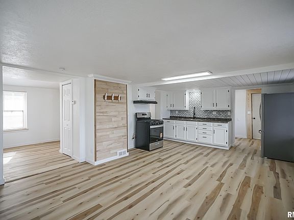 4th image of 472 Hillcrest Dr