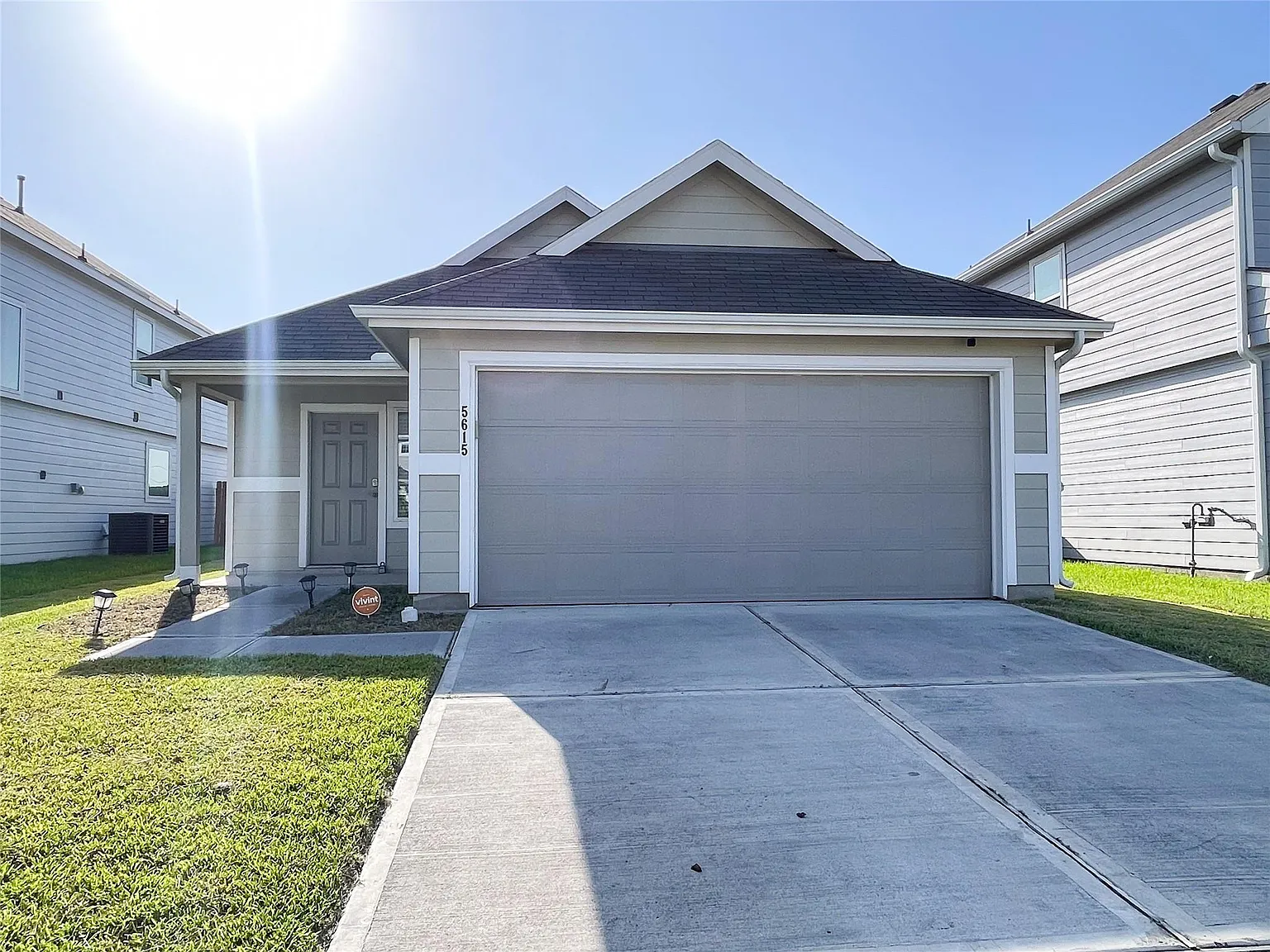 3 bed, 2.0 bath, 1390 sqft, $2,200 — Photo 2