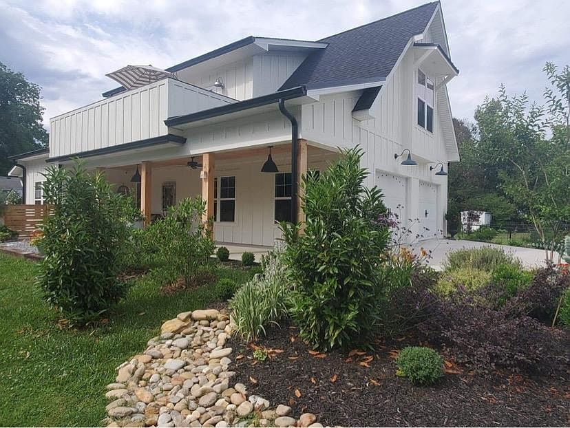 1st image of 2137 Woodrow Dr