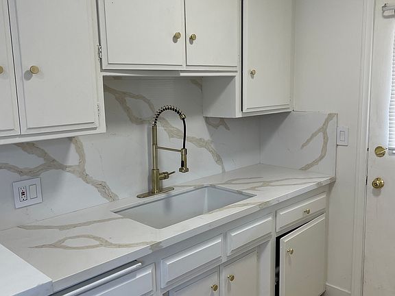 2nd image of 605 S Grevillea Ave