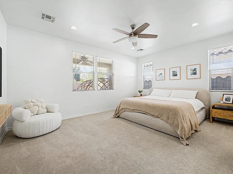 741 E Liberty Ln — Photo 17