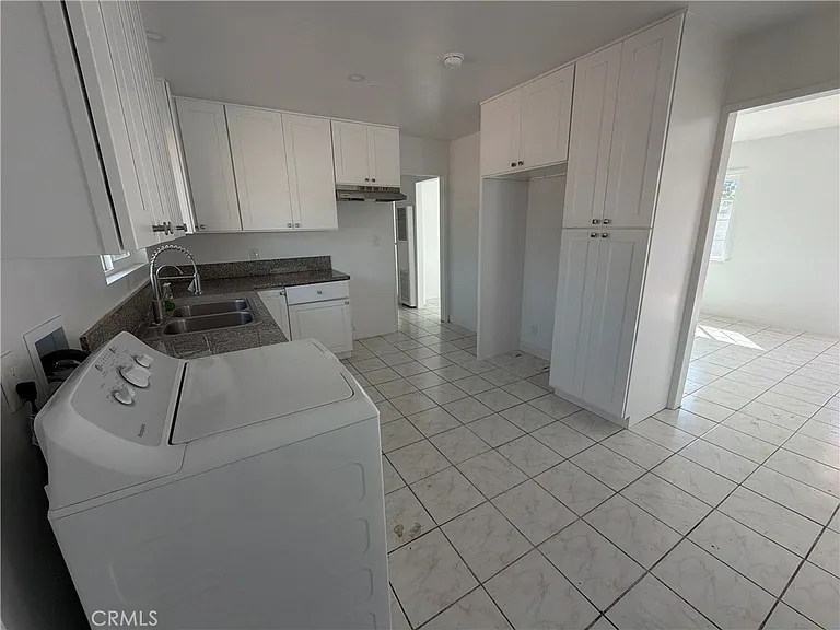 11937 Elliott Ave — Photo 8