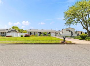 11 Dolphin Ln W, Copiague, NY 11726