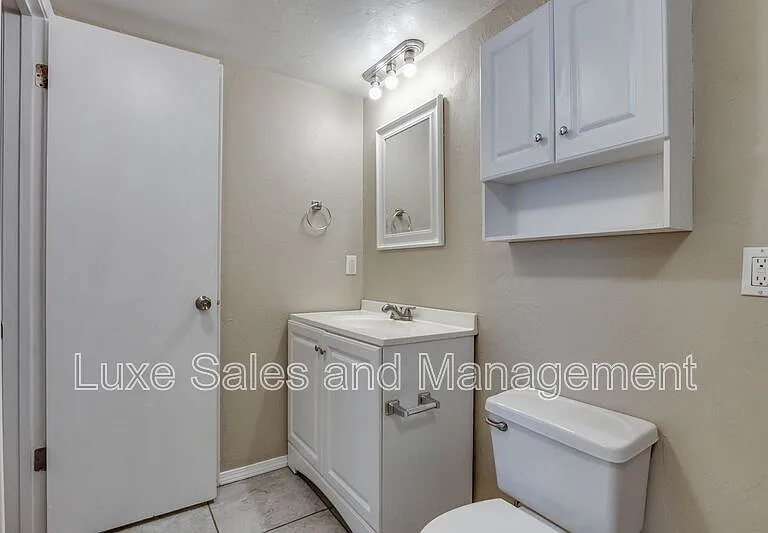 6026 Nw Expy #C — Photo 24