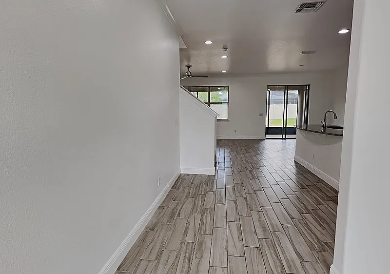 5 bed, 3.0 bath, 2670 sqft, $2,850 — Photo 3