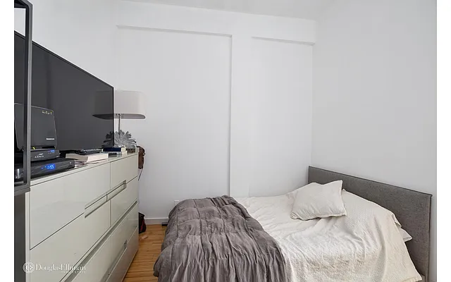 Rented by Douglas Elliman | media 23