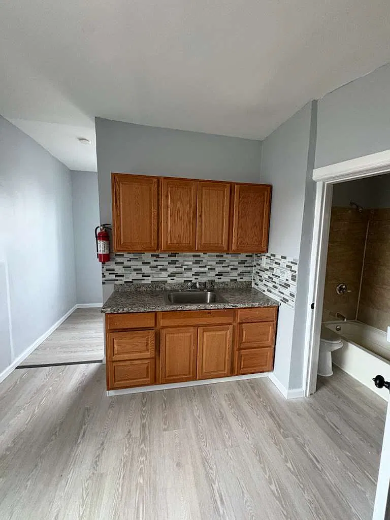 3 bed, 1000 sqft, $2,050 — Photo 1