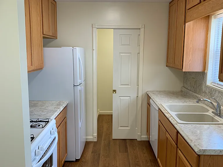 450 Lawrence St — Photo 11