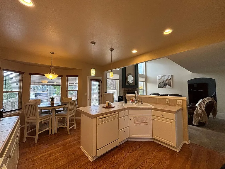 8950 Rochester Dr — Photo 24