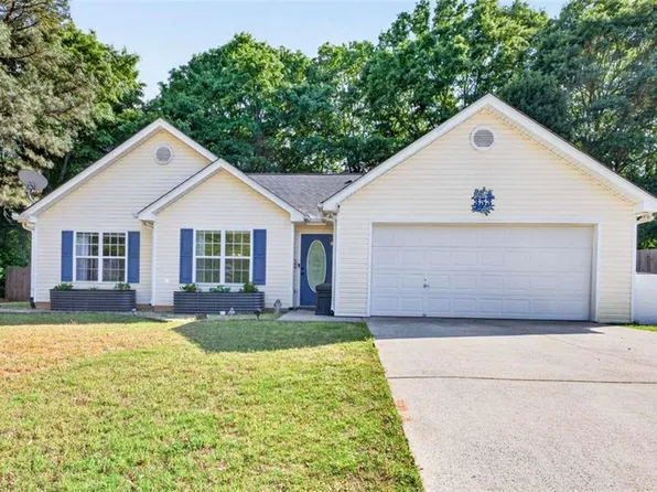353 Glenmoor Pl, Winder, GA 30680
