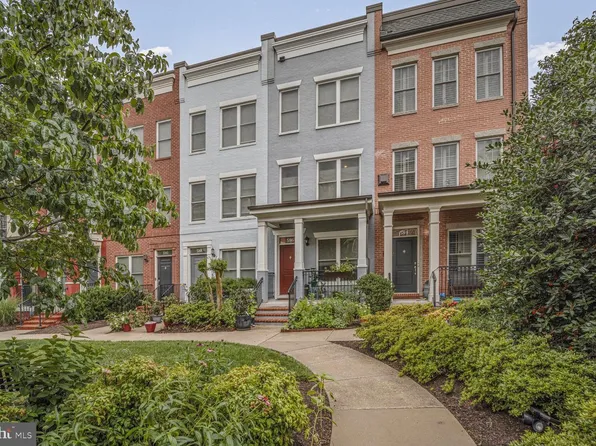 586 Regent Pl NE, Washington, DC 20017