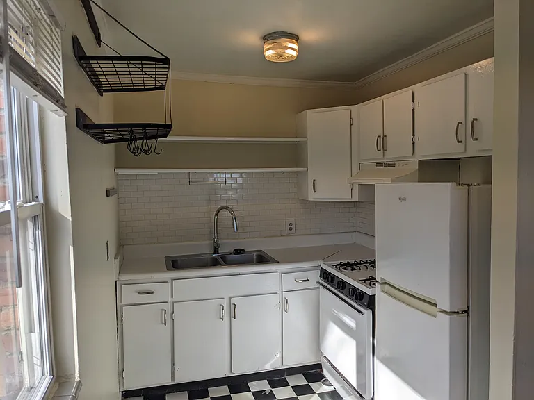 828 Argonne Ave NE #6 — Photo 3