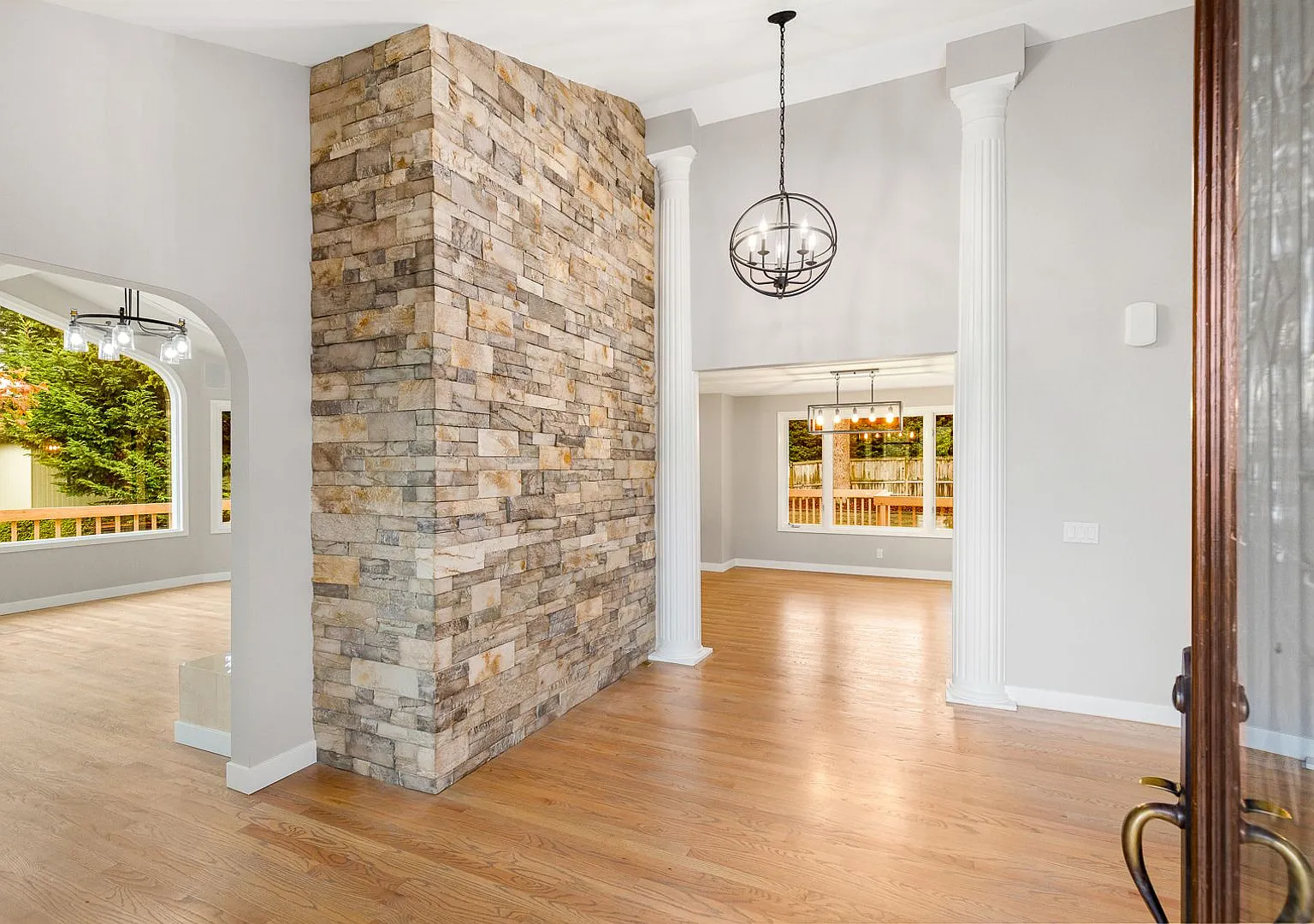 Welcoming Clyde Hill 5 Bedroom 3 Bath Home — Photo 4