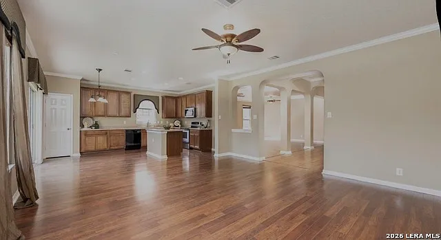 3 bed, 2.0 bath, 2351 sqft, $2,700 — Photo 4