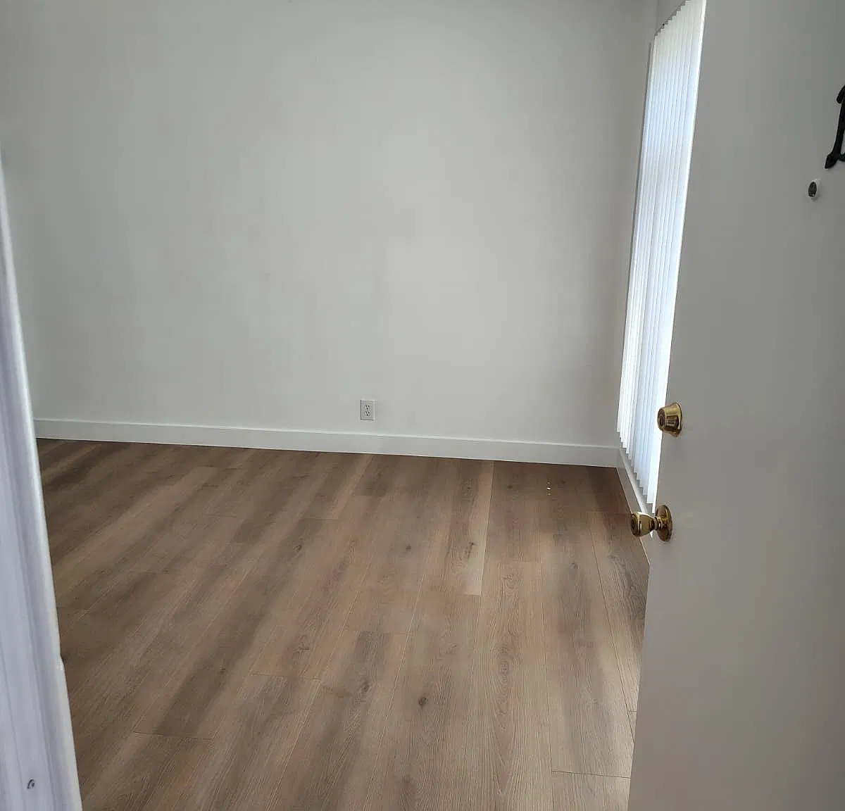 15531 Victory Blvd - #B — Photo 4