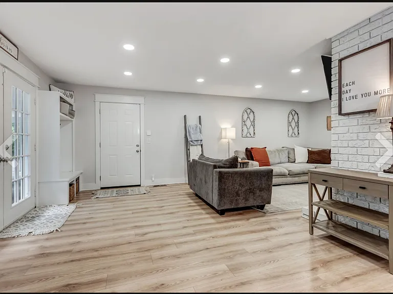 1430 Haynes Dr — Photo 4