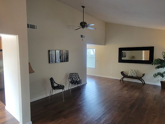 3rd image of 557 Willow Ct
