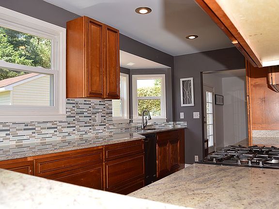 3rd image of 177 Rivergate Dr