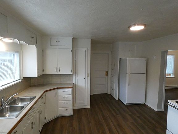 4th image of 110 E 10th St