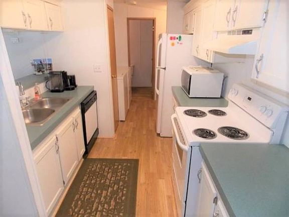 4th image of 810 Petunia Way