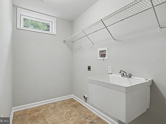 5th image of 85 Brookview Ln