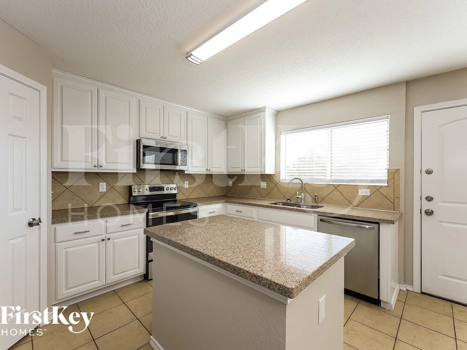 4 bed, 2.5 bath, 2584 sqft, $2,125 — Photo 4