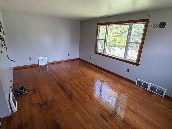 2nd image of 994 N Lincoln Ave