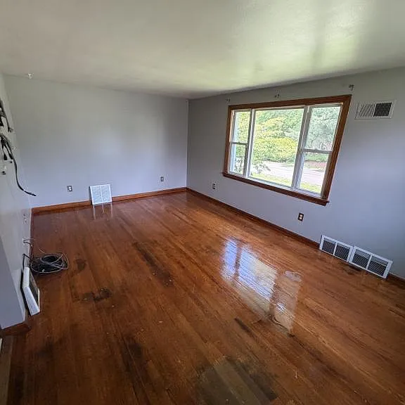 994 N Lincoln Ave — Photo 2
