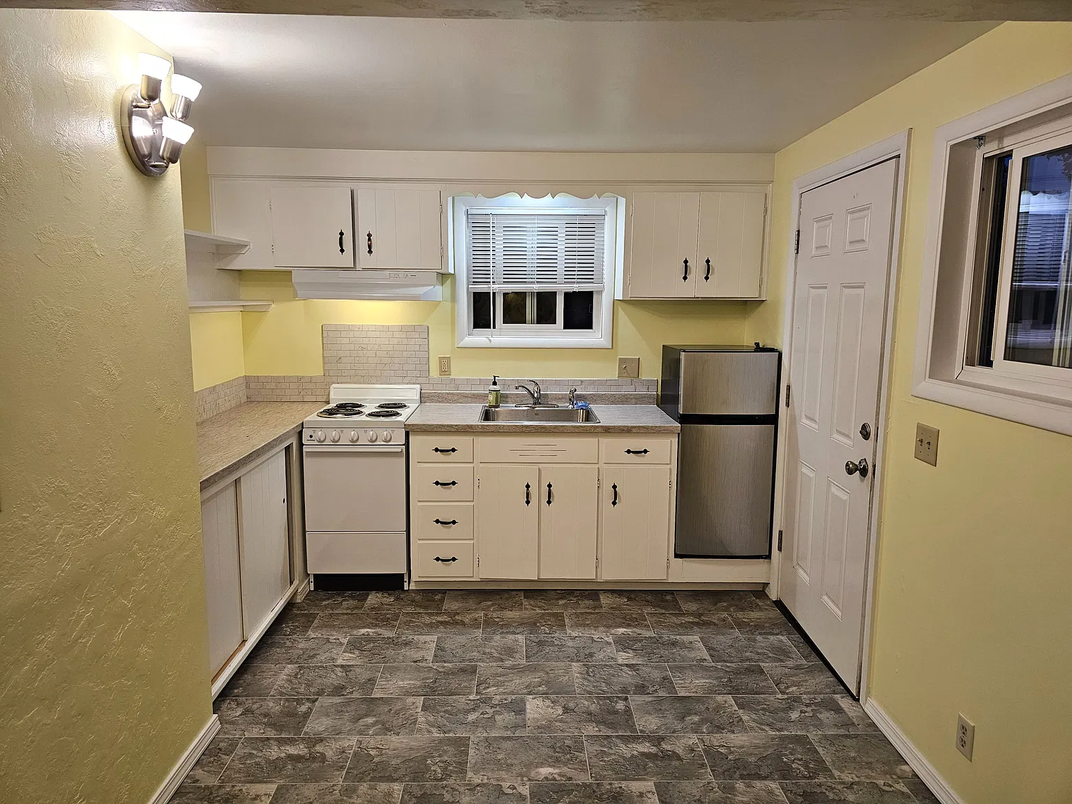 Studio, 330 sqft, $945 — Photo 1