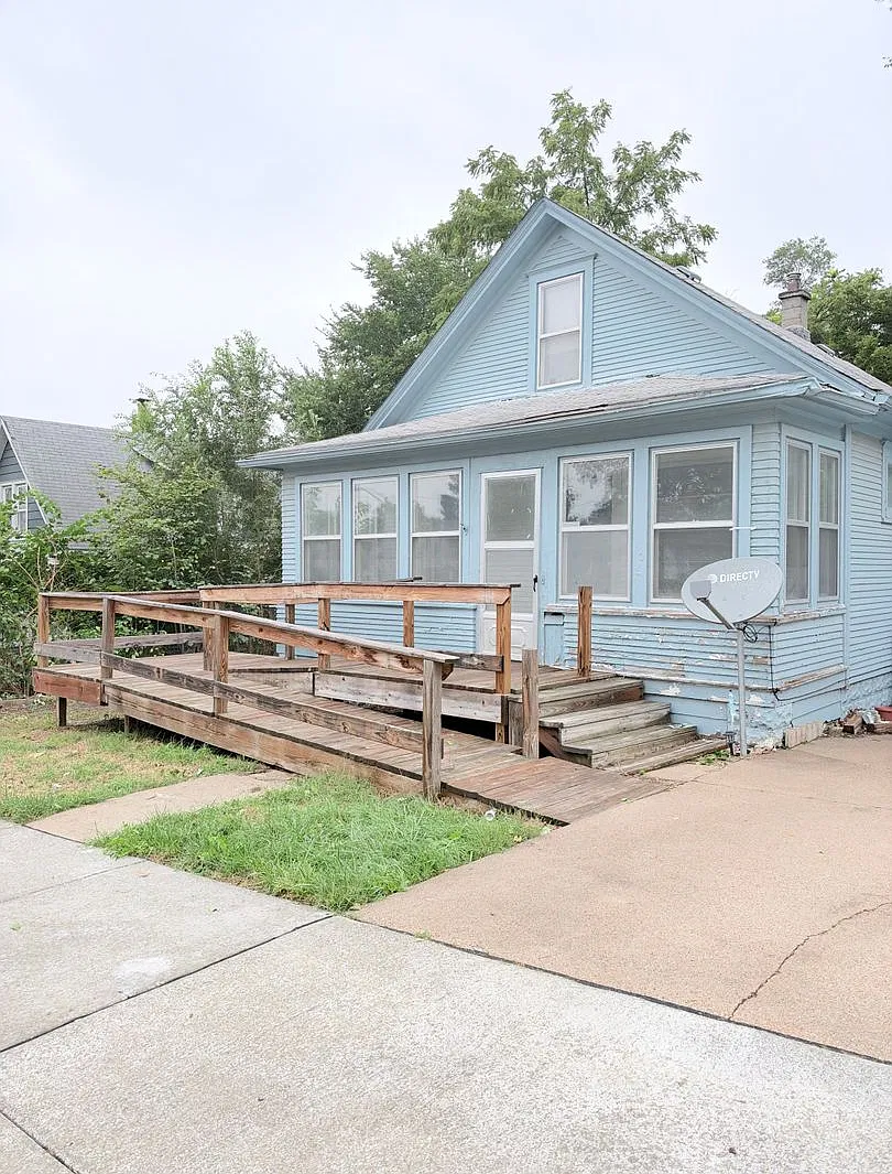 2 bed 1 bath off street parking $1150 — Photo 1