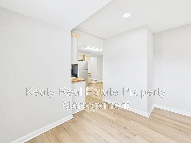 908 Saint Charles St — Photo 4