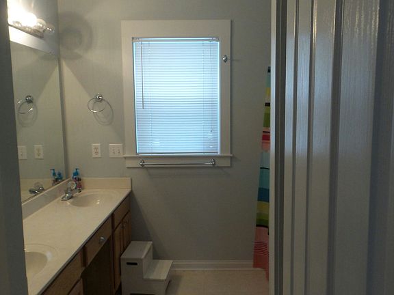 master has double sinks and separate toilet room