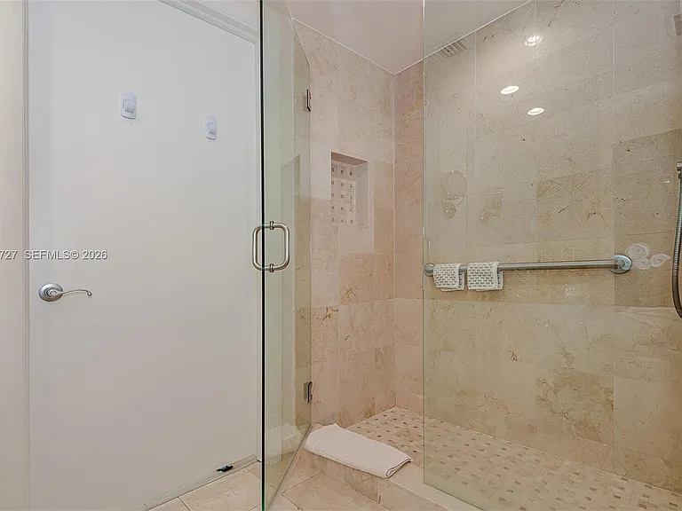 1000 S Pointe Dr #906 — Photo 22