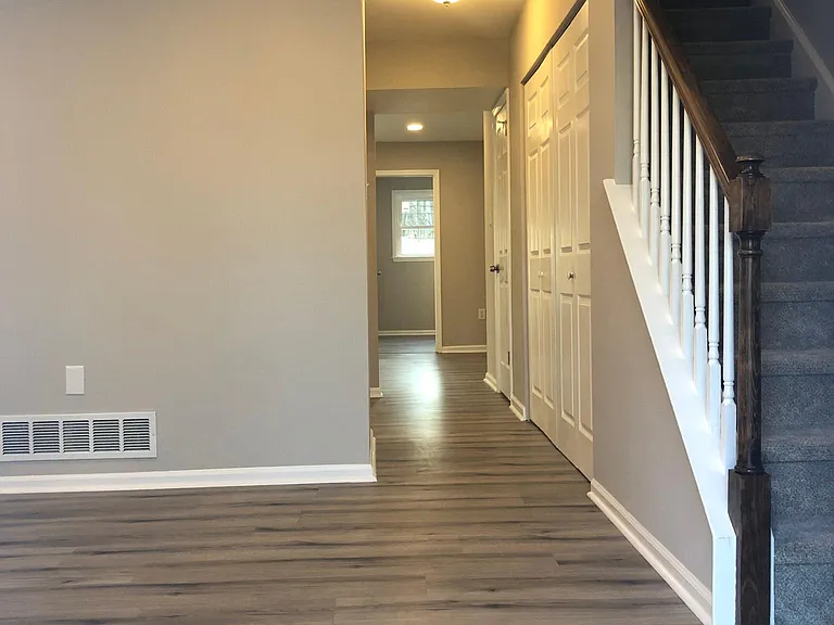 542 Newbury Ct — Photo 4