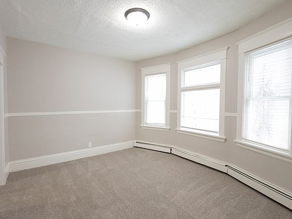 5th image of 678 Hawthorne Ave E