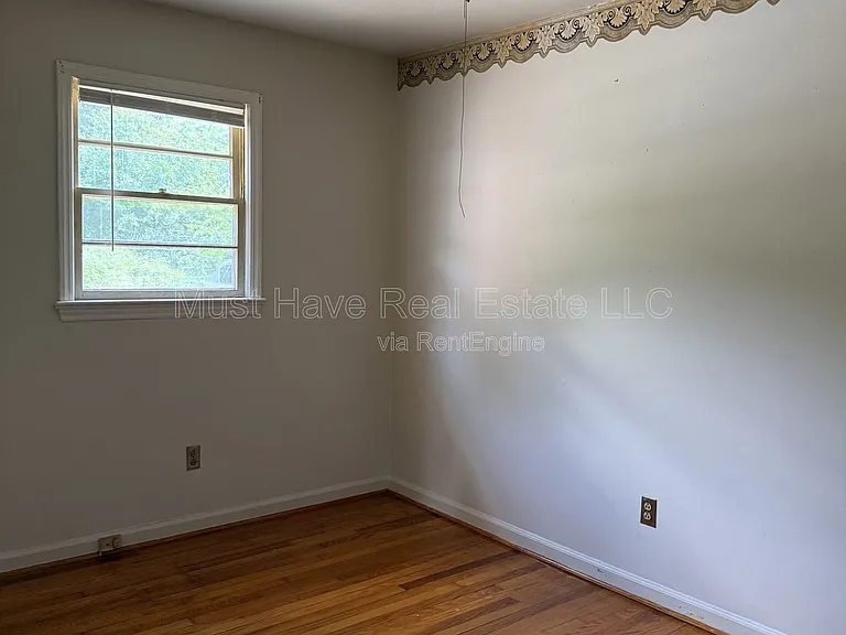 186 Eastview St — Photo 5