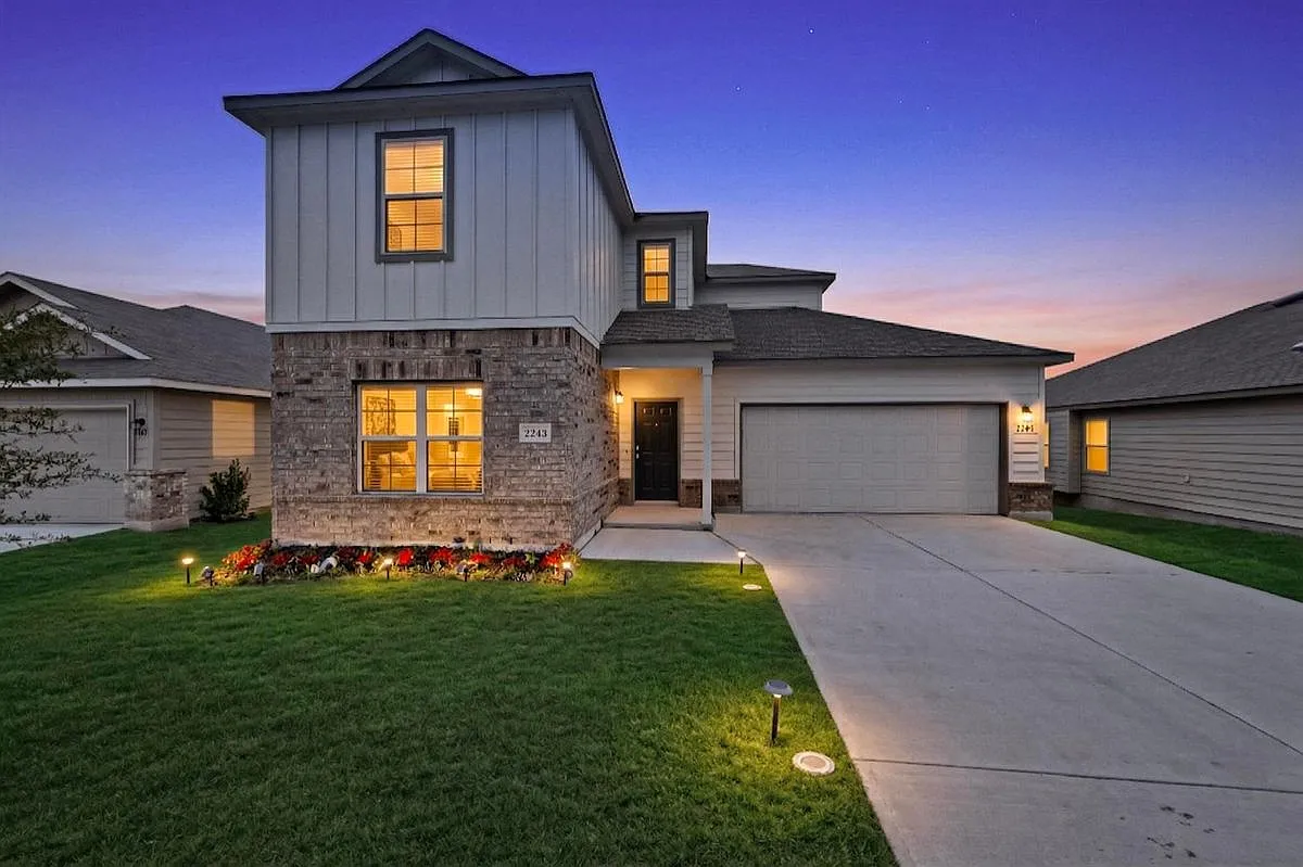 4 bed, 4.0 bath, 2628 sqft, $2,195 — Photo 2